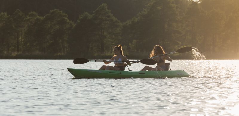 De nombreuses activités ludiques et sportives sur les lacs et la dordogne