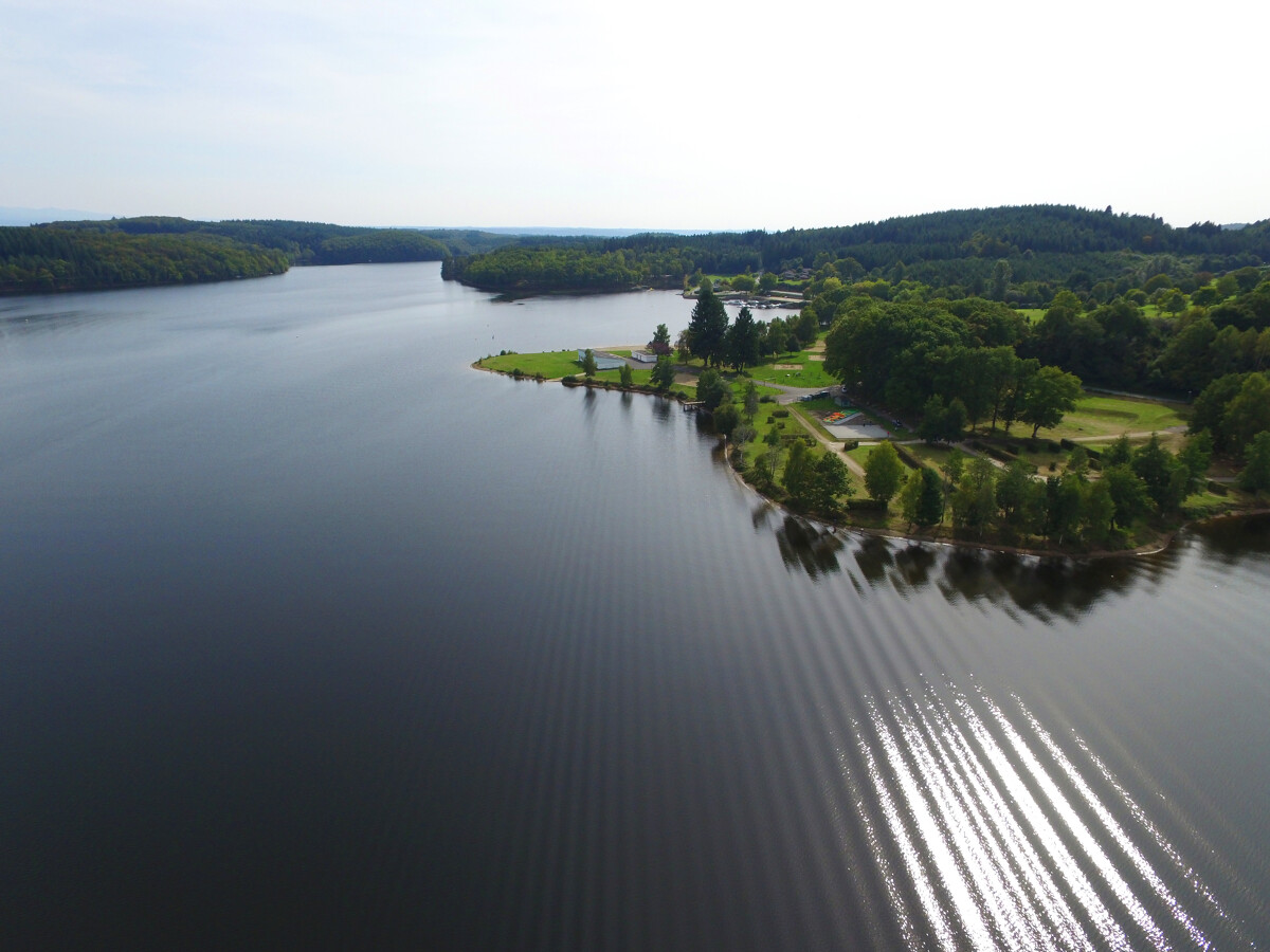 Immense lac de neuvic à proximité du camping.