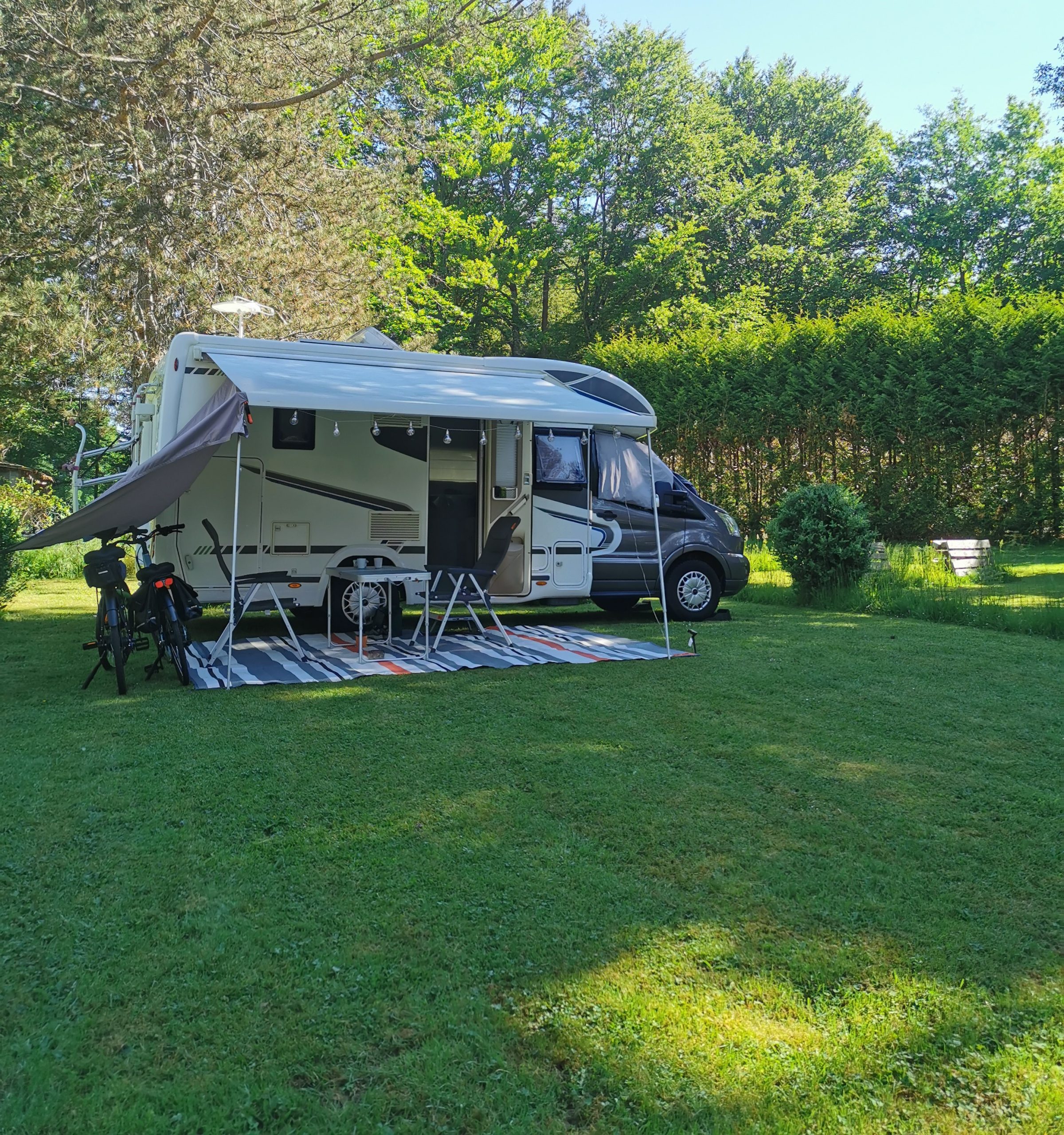 Grand emplacement camping-car caravane