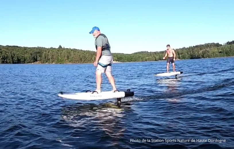 Activités de surf électrique au Lac de Neuvic à 15 min du camping.