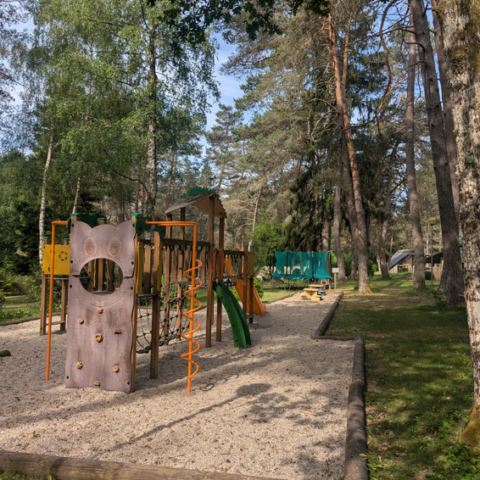 Camping avec aire de jeux extérieurs pour les enfants